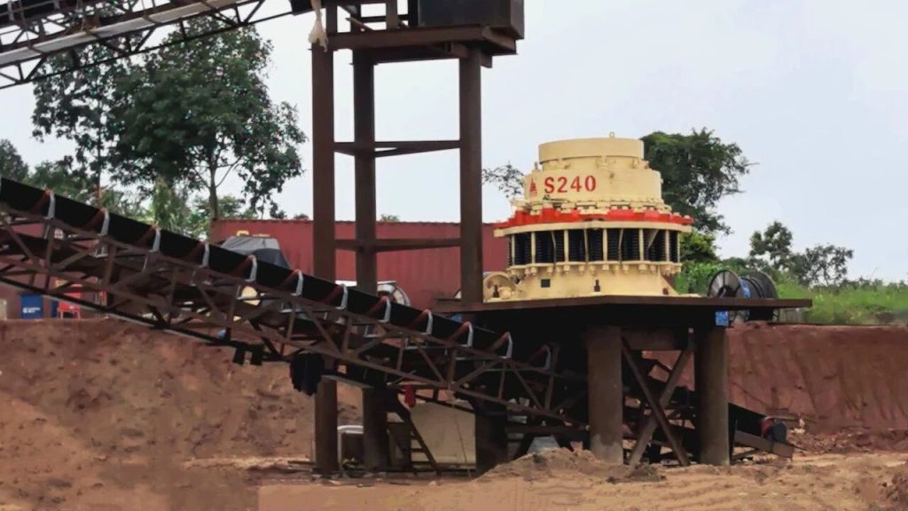 Конусная дробилка S240 в линии дробления и грохочения гранита для производства щебня