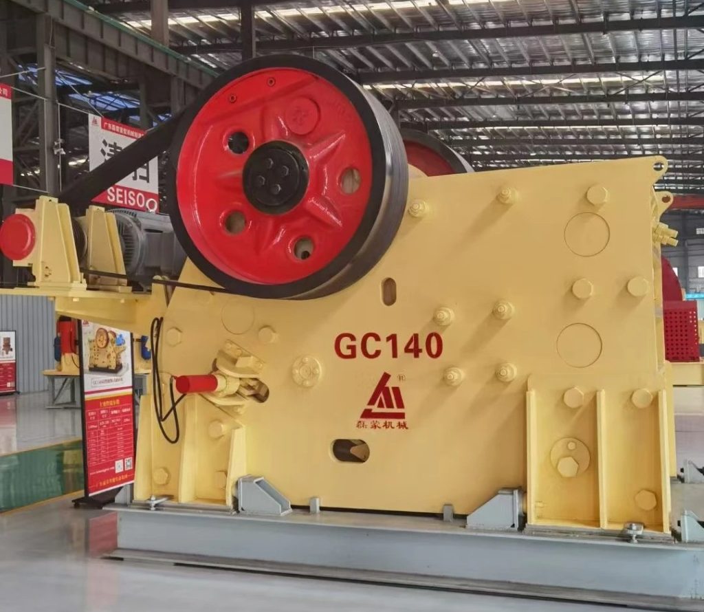 Конструкция станины и маховика щековой дробилки Leimeng GC140