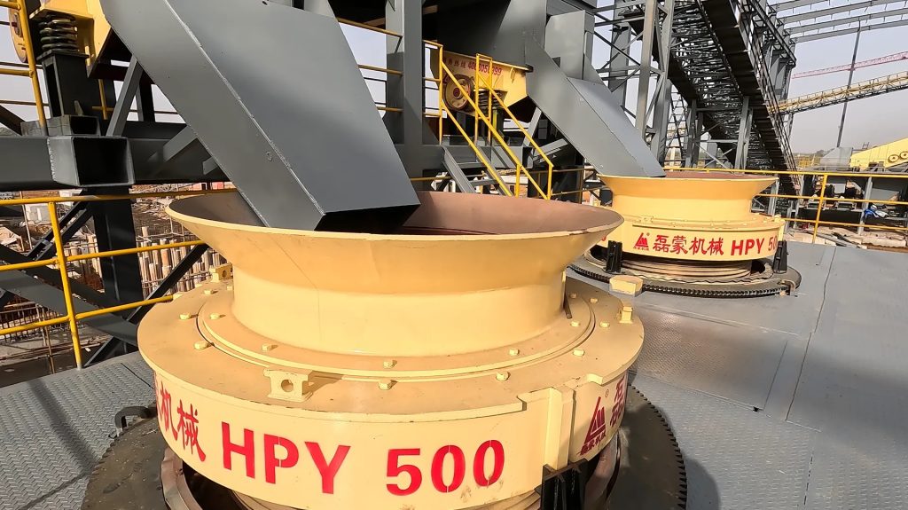 Конусная дробилка HPY500 в составе полной линии производства щебня из твердых пород